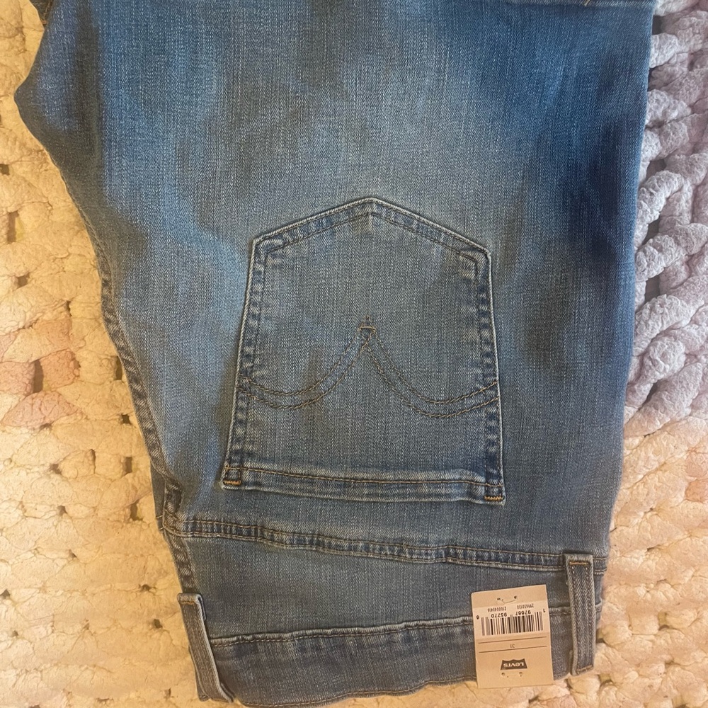 Booty lifting Levi's Classic Straight Blue Jeans *